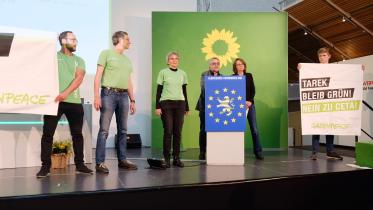 Greenpeace auf Grünen-Landesversammlung auf dem Podium