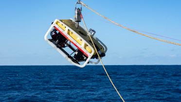 Ein Unterwasserroboter (ROV) wird für einen Tauchgangs  bei Mount Vema ins Wasser gelassen