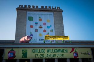 Schluss mit der Show, Frau Klöckner! Greenpeace-Banner über dem Eingang der Grünen Woche in Berlin