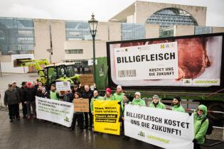 Gemeinsamer Protest von Greenpeace und ABL vor dem Kanzleramt am 3.2.2020