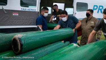 Sauerstoffflaschen werden in das Greenpeace Flugzeug verladen