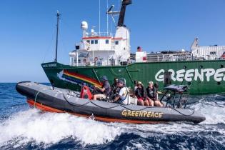 Greenpeace-Schiff Arctic-Sunrise im Indischen Ozean, um dort Unterwasser für Klimaschutz zu demonstrieren.