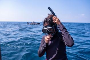 Tauch-Vorbereitung für den Unterwasser-Jugend-Streik im Indischen Ozean