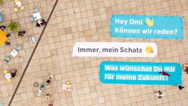 Chatverlauf als Bodenbanner auf dem Berliner Alexanderplatz