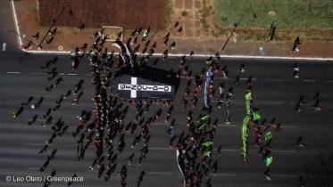 Die Demonstrierenden tragen ein großen Sarg mit sich