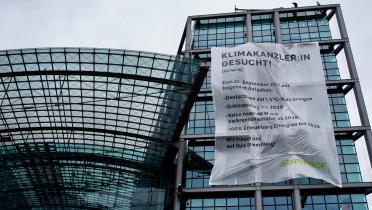 Riesige Stellenanzeige an der Fassade des Berliner Hauptbahnhofs: “Klimakanzler:in gesucht"