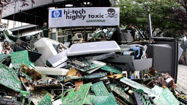 Giftiger Elektronikschrott, von Greenpeace zur Genfer Zentrale von Hewlett Packard gebracht am 23. Mai 2005