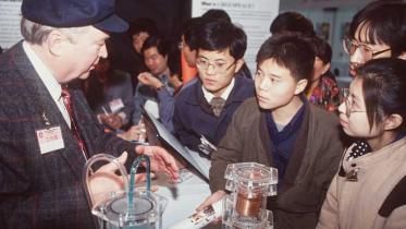 Auf einer Industrie-Messe in Peking wird der Greenfreeze vorgestellt im November 1993