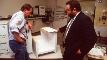 September 1992: Reinhard Penzis (rechts), technischer Direktor der Firma DKK Scharfenstein, im Gespräch mit Wolfgang Lohbeck von Greenpeace. Das Unternehmen stellte den von Greenpeace mitentwickelten Kühlschrank Greenfreeze her.