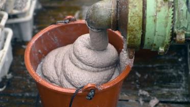 Zu Brei gemahlene Jungfische strömen in einen Eimer. Sie werden an Fische in Aquakulturen verfüttert.