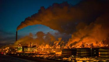 Industrieanlage nahe Fort McMurray in Alberta, Kanada, fotografiert von Ian Willms, Gewinner des Jurypreises beim Greenpeace Photo Award 2018.