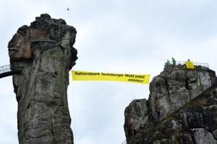 Greenpeace-Aktion an den Externsteinen in Horn-Bad Meinberg.