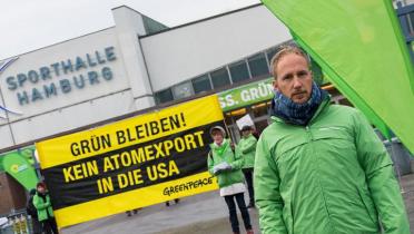 Aktivisten protestieren vor der Bundesdelegiertenkonferenz der Grünen