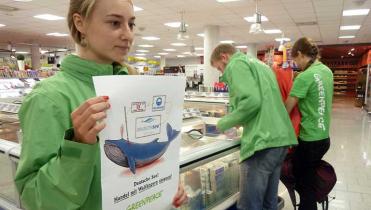 Greenpeace-Aktivisten in München halten ein Banner