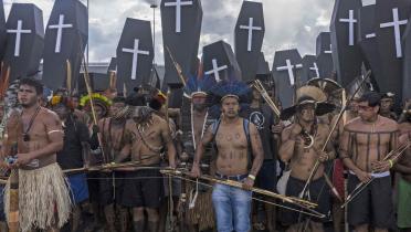 Indigene vom Stamm der Guajajara tragen Särge