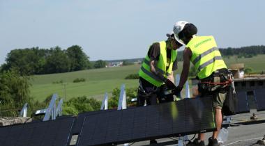 2014: Greenpeace-Aktivisten errichten Solarpaneele auf einer Schule im polnischen Gubin-Brody