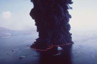 Der brennende Öltanker "Haven" im Golf von Genua, April 1991.
