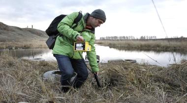 Greenpeace-Atomexperte Heinz Smital bei Radioaktivitätsmessungen an einem Fluss bei Majak