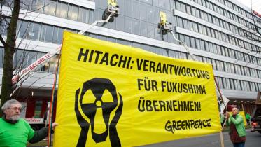 Vor der Hitachi-Zentrale stehen Aktivisten mit Bannern. 07.03.2013