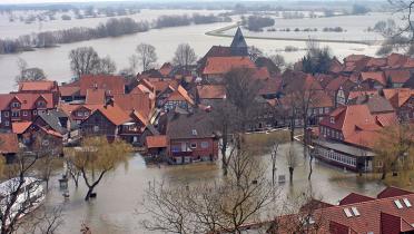 Überschwemmter Ort Hitzacker im Wendland im April 2006