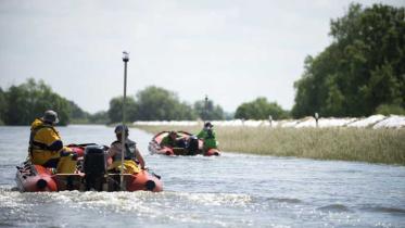 Elbehochwasser im Wendland 2013: Straßen sind zu Wasserwegen geworden