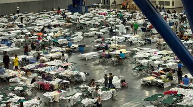 Halle voller Menschen, die vor dem Hurrikan Harvey geflohen sind