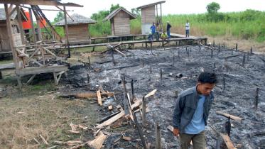 Niedergebranntes Urwaldschutzcamp auf der Halbinsel Kampar. Die Polizei geht von Brandstiftung aus. 04/12/2010