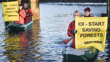 Aktivisten in Kanus am Dock der Raffinerie von IOI