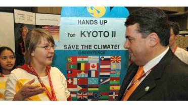 Jugendliche der SolarGeneration treffen sich mit Sigmar Gabriel bei der UN-Klimakonferenz in Montreal, August 2005  