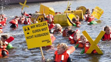 Greenpeace-Jugendliche in der Spree. "Wir wollen euren Mist nicht ausbaden!" 12.09.2010