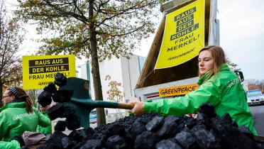 Greenpeace-Aktivistin beim Kohleschippen in Berlin