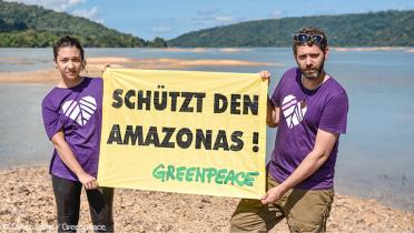 Greenpeace-Aktivisten mit Handbanner "Schützt den Amazonas" in Brasilien.