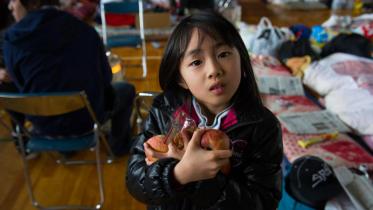 Junges Mädchen im Heim zusammen mit 504 weiteren Flüchtlingen nach der Atomkatastrophe von Fukushima, März 2011