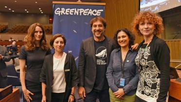 Javier Bardem inmitten der Greenpeace-Meeres-Expertinnen