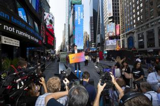 javier Bardem umgeben von Journalisten am Timesquare in New York