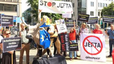 Aktion bei der Unterschriftenübergabe: Links Europa mit dem Stier und rechts ein Sumo-Ringer, der Japan symbolisieren soll