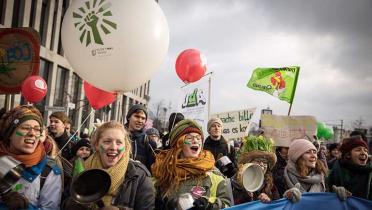 Demonstrantinnen mit einem Slow-Food-Luftballon