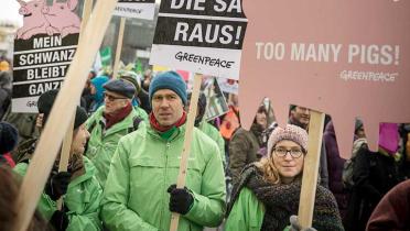 Martin Kaiser, Geschäftsführer von Greenpeace, und Stephanie Töwe, Expertin für Landwirtschaft auf der Demo.