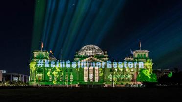 "Kein Geld für Gestern"-Projektion auf  Berliner Reichstag