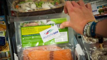 Berlin 06.09.2014: Wie in 22 weiteren Städten kennzeichnen Greenpeace-Aktivisten auch in Berliner Supermärkten Produkte der Firma Deutsche See