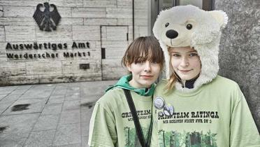 Kinder des Greenteams überreichen ihre gesammelten Unterschriften vor dem auswärtigen Amt in Berlin, 10.04.2014