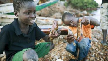 Kindarbeit in der Fischereiwirtschaft in Westafrika. Februar 2010