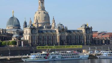 Das Protest-Banner hängt am Elbufer in Dresden 06/04/2011