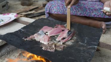 Thunfisch wird über einem Feuer gebraten