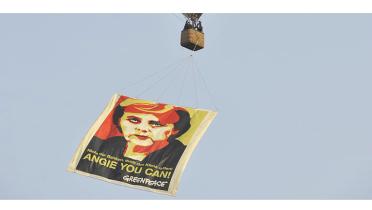 Heißluftballon mit Angela Merkel Banner fliegt über Kehl zum Nato-Gipfel, April 2009