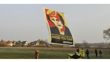 Heißluftballon mit Angela Merkel Banner hebt in Kehl zum Nato-Gipfel ab, April 2009