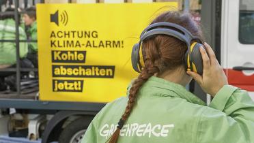 Greenpeace-Aktivist mit Kopfhörern