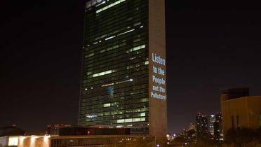 Klimagipfel 2014: Projektion ans UN-Hauptquartier "Listen to the People, Not the Polluters"