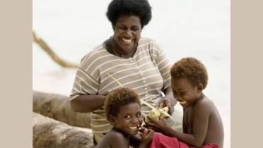 Klimazeugin Ursula Rakova von den südpazifischen Carteretinseln mit ihren Kindern