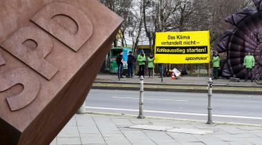 Greenpeace-Banner "Das Klima verhandelt nicht2 vor SPD-Zentrale in berlin